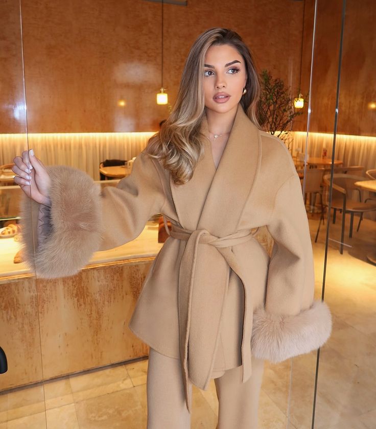 Couture Line – Luxus-Kurzmantel mit Gürtel