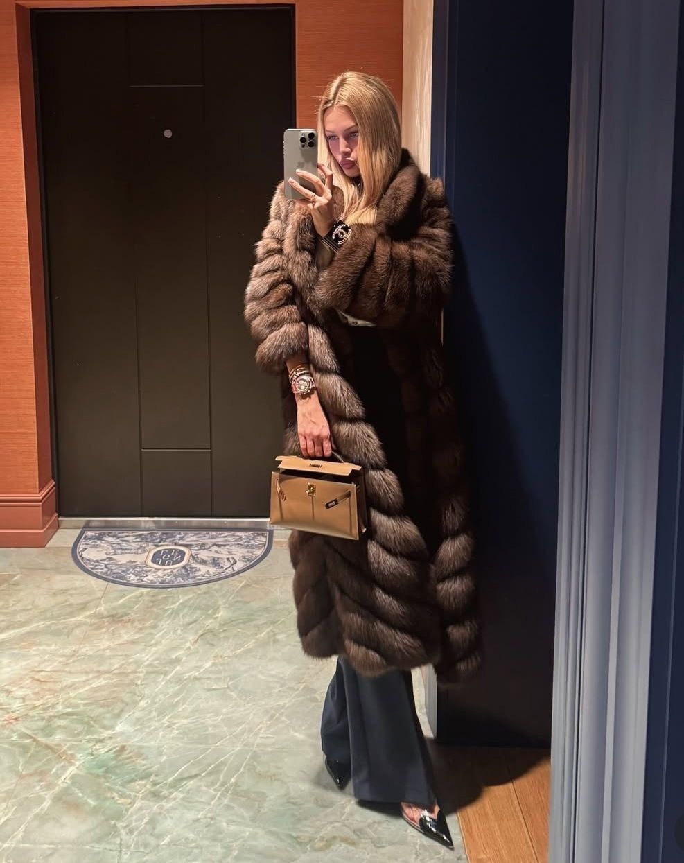 Royal Nocturne – Premium-Pelzjacke in Maxilänge