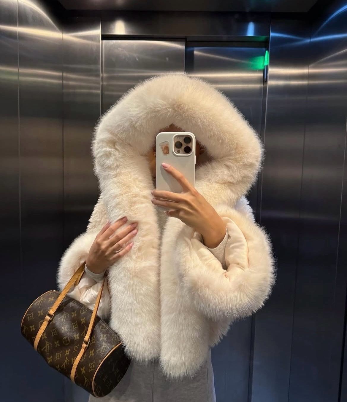 Cozy Majesty – Pelzjacke mit Kapuze