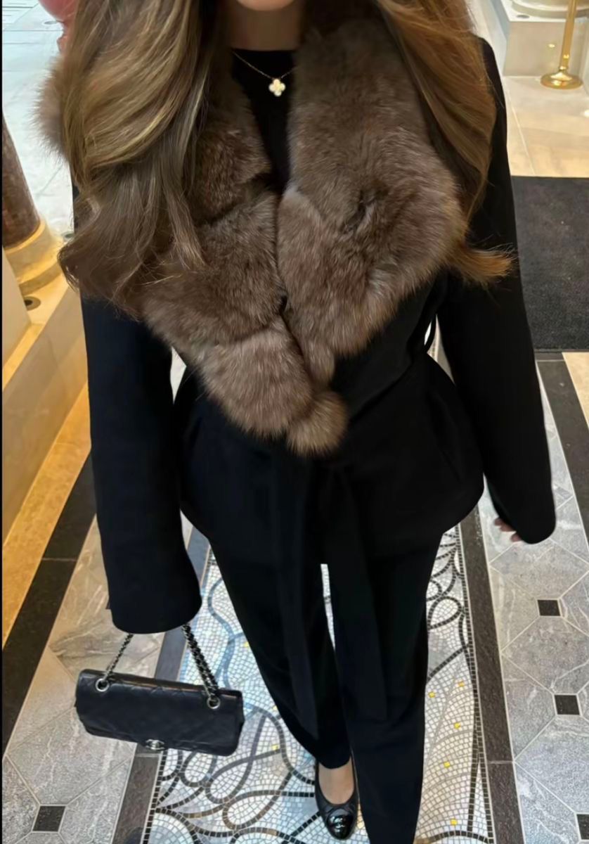 Élégance Noire – Schwarzer Pelzmantel mit Gürtel